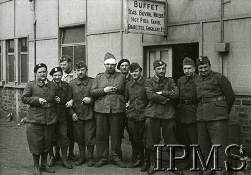 26.06.1940, Glasgow, Szkocja, Wielka Brytania.
Zespół Czołówki Teatralnej po przybyciu do Szkocji przed kwaterą w bufecie na stadionie psich wyścigów.
Fot. NN, Instytut Polski i Muzeum im. gen. Sikorskiego w Londynie