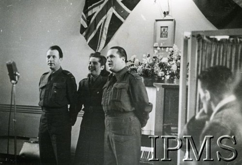 Kwiecień 1942, Wielka Brytania.
Zespół Lwowskiej Fali podczas występu w szpitalu wojskowym nr 1 i 2, w środku stoi Włada Majewska.
Fot. NN, Instytut Polski i Muzeum im. gen. Sikorskiego w Londynie