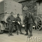 Wiosna 1940, Guer, Francja.
Żołnierze z menażkami w drodze na obiad.
Fot. NN, Instytut Polski i Muzeum im. gen. Sikorskiego w Londynie