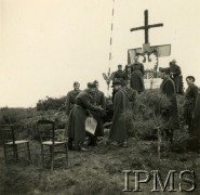 Marzec 1940, Guer, Francja.
Msza polowa dla żołnierzy 1 i 3 Pułku Piechoty. Wręczenie dyplomu kapitanowi Dubour.
Fot. NN, Instytut Polski i Muzeum im. gen. Sikorskiego w Londynie