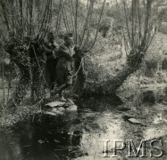 Wiosna 1940, Guer, Francja.
Dwaj polscy żołnierze nad rzeką, z lewej stoi st. sierż. Joniak.
Fot. NN, Instytut Polski i Muzeum im. gen. Sikorskiego w Londynie