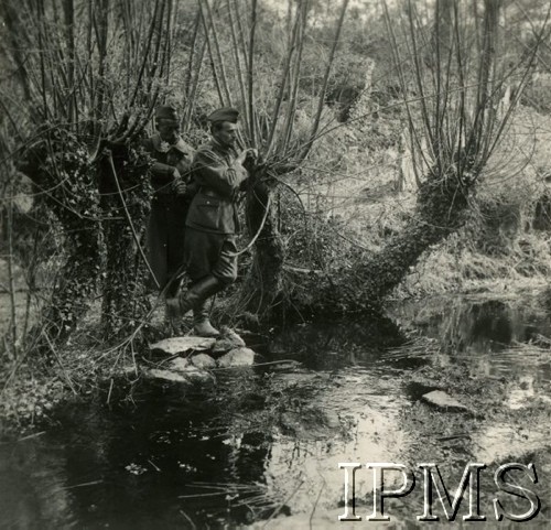 Wiosna 1940, Guer, Francja.
Dwaj polscy żołnierze nad rzeką, z lewej stoi st. sierż. Joniak.
Fot. NN, Instytut Polski i Muzeum im. gen. Sikorskiego w Londynie