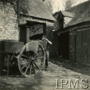 1940, Guer, Francja.
Żołnierz goli się na podwórku obok kuchni polowej. Podpis: 