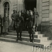 Wiosna 1940, Guer, Francja.
Oficerowie 1 Pułku Piechoty, m.in. kpt. Franciszek Gacek, por. Stanisław Rombejko, na pierwszym planie stoją dwaj podpułkownicy.
Fot. NN, Instytut Polski i Muzeum im. gen. Sikorskiego w Londynie