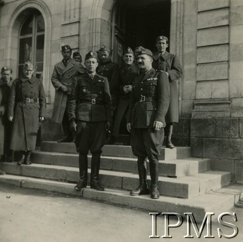 Wiosna 1940, Guer, Francja.
Oficerowie 1 Pułku Piechoty, m.in. kpt. Franciszek Gacek, por. Stanisław Rombejko, na pierwszym planie stoją dwaj podpułkownicy.
Fot. NN, Instytut Polski i Muzeum im. gen. Sikorskiego w Londynie