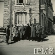 Wiosna 1940, Guer, Francja.
Grupa polskich oficerów i francuski żandarm przed hotelem Czerwonego Krzyża. Stoją od prawej: kpt. NN, kpt. Jan Słoniewski, mjr Andrzej Hytroś.
Fot. NN, Instytut Polski i Muzeum im. gen. Sikorskiego w Londynie