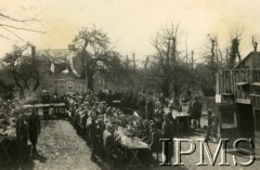 Wiosna 1940, Guer, Francja.
Święcone w 9 kompanii 1 Pułku Piechoty, żołnierze siedzą przy stołach.
Fot. NN, Instytut Polski i Muzeum im. gen. Sikorskiego w Londynie