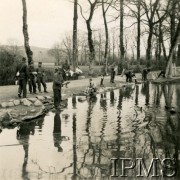 Wiosna 1940, Guer, Francja.
Żołnierze 1 Pułku Piechoty piorą ubrania w rzece.
Fot. NN, Instytut Polski i Muzeum im. gen. Sikorskiego w Londynie