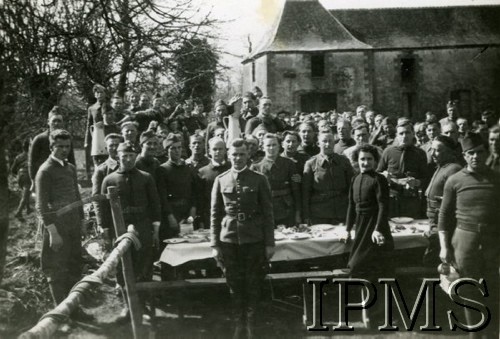 Wiosna 1940, Guer, Francja.
Żołnierze 1 Pułku Piechoty podczas wielkanocnego śniadania.
Fot. NN, Instytut Polski i Muzeum im. gen. Sikorskiego w Londynie