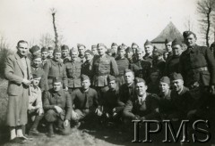 Wiosna 1940, Guer, Francja.
Żołnierze 1 Pułku Piechoty po wielkanocnym śniadaniu.
Fot. NN, Instytut Polski i Muzeum im. gen. Sikorskiego w Londynie
