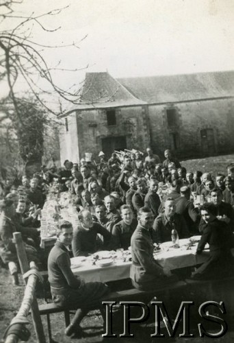 Wiosna 1940, Guer, Francja.
Żołnierze 1 Pułku Piechoty podczas wielkanocnego śniadania.
Fot. NN, Instytut Polski i Muzeum im. gen. Sikorskiego w Londynie