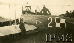 Jesień 1919, Kisielewicze k/Bobrujska.
Ppłk Władysław Anders i sierż. pil. Kazimierz Burzyński w kabinie rozpoznawczo-bombowego samolotu DFW CV z 12 Eskadry Wywiadowczej – na burcie widoczne dwa godła eskadry, wcześniejsze: biało-czerwona błyskawica  i późniejsze: honorowa odznaka „Za obronę Kresów Wschodnich”, wprowadzona dekretem z 18 czerwca 1919 roku.
Fot. NN, Instytut Polski i Muzeum im. gen. Sikorskiego w Londynie

