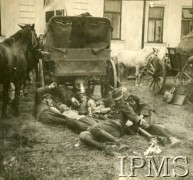 1919-1920, brak miejsca.
Ułani 15 Pułku leżą obok wozu, z prawej, oparta o drugi wóz, stoi gitara.
Fot. NN, Instytut Polski i Muzeum im. gen. Sikorskiego w Londynie

