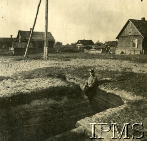 1919-1920, brak miejsca.
Ułan w transzei wykopanej na skraju wsi.
Fot. NN, Instytut Polski i Muzeum im. gen. Sikorskiego w Londynie

