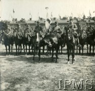 1919-1920, brak miejsca.
Kawalerzyści 15 Pułku Ułanów na koniach, w środku chorąży pocztu sztandarowego ze sztandarem pułku.
Fot. NN, Instytut Polski i Muzeum im. gen. Sikorskiego w Londynie

