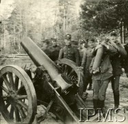 1919-1920, brak miejsca.
Grupa żołnierzy obok haubicy na stanowisku ogniowym.
Fot. NN, Instytut Polski i Muzeum im. gen. Sikorskiego w Londynie

