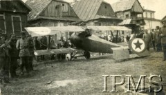 1919-1920, brak miejsca.
Sowiecki samolot Nieuport 16 zdobyty przez polską piechotę.
Fot. NN, Instytut Polski i Muzeum im. gen. Sikorskiego w Londynie

