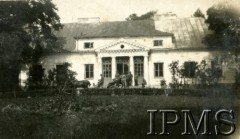 1919-1920, brak miejsca.
Grupa oficerów na ganku przed dworem.
Fot. NN, Instytut Polski i Muzeum im. gen. Sikorskiego w Londynie

