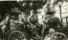 1919-1920, brak miejsca.
W powozie siedzi płk Daniel Konarzewski, dowódca 14 Dywizji Piechoty.
Fot. NN, Instytut Polski i Muzeum im. gen. Sikorskiego w Londynie

