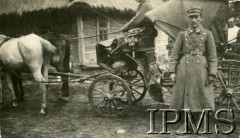 1919-1920, brak miejsca.
Kawalerzysta 15 Pułku Ułanów, w tle powóz.
Fot. NN, Instytut Polski i Muzeum im. gen. Sikorskiego w Londynie

