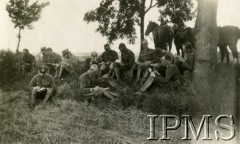 1919-1920, brak miejsca.
Ułani 15 Pułku piszą listy do domu.
Fot. NN, Instytut Polski i Muzeum im. gen. Sikorskiego w Londynie

