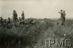 1919-1920, brak miejsca.
Grupa ułanów 15 Pułku podczas odpoczynku na łące.
Fot. NN, Instytut Polski i Muzeum im. gen. Sikorskiego w Londynie

