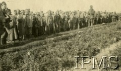 1919-1920, brak miejsca.
Jeńcy sowieccy wzięci do niewoli przez ułanów 15 Pułku.
Fot. NN, Instytut Polski i Muzeum im. gen. Sikorskiego w Londynie

