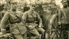 1919-1920, brak miejsca.
Ułani obok działa. Na lawecie siedzi ppłk Władysław Anders (drugi od lewej). Napis na płycie pancernej: 