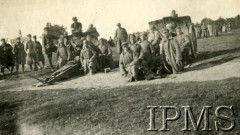 1919-1920, brak miejsca.
Grupa sowieckich jeńców oraz polscy ułani stoją obok dwóch dział.
Fot. NN, Instytut Polski i Muzeum im. gen. Sikorskiego w Londynie

