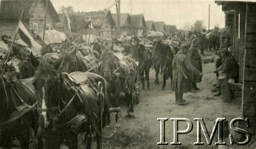 1919-1920, brak miejsca.
Tabory 15 Pułku Ułanów na ulicy miasteczka.
Fot. NN, Instytut Polski i Muzeum im. gen. Sikorskiego w Londynie

