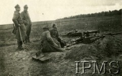 1919-1920, brak miejsca.
Obsługa ciężkiego karabinu maszynowego na stanowisku. 
Fot. NN, Instytut Polski i Muzeum im. gen. Sikorskiego w Londynie

