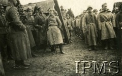 1919-1920, brak miejsca.
Kolumna rosyjskich jeńców wziętych do niewoli przez 15 Pułk Ułanów. Z lewej stoją polscy oficerowie, trzeci ppłk Władysław Anders.
Fot. NN, Instytut Polski i Muzeum im. gen. Sikorskiego w Londynie

