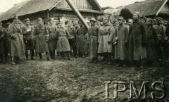 1919-1920, brak miejsca.
Kolumna rosyjskich jeńców wziętych do niewoli przez 15 Pułk Ułanów. Z lewej stoją polscy oficerowie, trzeci (z lornetką na szyi) ppłk Władysław Anders.
Fot. NN, Instytut Polski i Muzeum im. gen. Sikorskiego w Londynie

