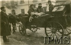 1919-1920, brak miejsca.
Grupa uciekinierów siedzi na wozie obok walizek i kufrów z dobytkiem.
Fot. NN, Instytut Polski i Muzeum im. gen. Sikorskiego w Londynie

