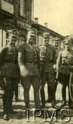 1919-1920, brak miejsca.
Grupa oficerów 14 Dywizji Piechoty i 15 Pułku Ułanów. Stoją od lewej: NN, płk Daniel Konarzewski, ppłk Władysław Anders.
Fot. NN, Instytut Polski i Muzeum im. gen. Sikorskiego w Londynie

