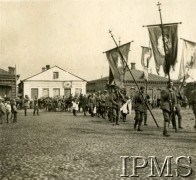 1919-1920, brak miejsca.
Procesja na rynku miasteczka z udziałem kawalerzystów z 15 Pułku Ułanów.
Fot. NN, Instytut Polski i Muzeum im. gen. Sikorskiego w Londynie

