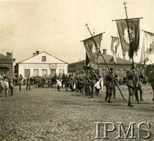 1919-1920, brak miejsca.
Procesja na rynku miasteczka z udziałem kawalerzystów z 15 Pułku Ułanów.
Fot. NN, Instytut Polski i Muzeum im. gen. Sikorskiego w Londynie

