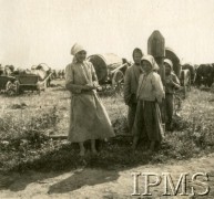 1919-1920, brak miejsca.
Grupa wiejskich dzieci przy drodze. W tle wozy taboru wojskowego.
Fot. NN, Instytut Polski i Muzeum im. gen. Sikorskiego w Londynie

