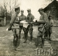 1919-1920, brak miejsca.
Oficerowie 15 Pułku Ułanów, w środku stoi ppłk Władysław Anders.
Fot. NN, Instytut Polski i Muzeum im. gen. Sikorskiego w Londynie

