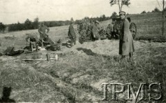 1919-1920, brak miejsca.
Stanowisko artyleryjskie, obsługa działa przygotowuje pociski.
Fot. NN, Instytut Polski i Muzeum im. gen. Sikorskiego w Londynie

