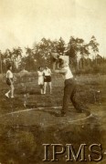 1929, Białystok, Polska.
Edward (Edmund?) Kozłowski na boisku z kolegami. Rzut dyskiem.
Fot. NN, Instytut Polski i Muzeum im. gen. Sikorskiego w Londynie
