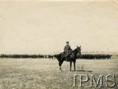 19.03.1920, Korzec.
Święto pułkowe 8 Pułku Ułanów. Na pierwszym planie rotmistrz Kornel Krzeczunowicz.
Fot. NN, Instytut Polski i Muzeum im. gen. Sikorskiego w Londynie [album 400 podporucznika Antoniego Starzeńskiego - 8 Pułk Ułanów księcia Józefa Poniatowskiego]

