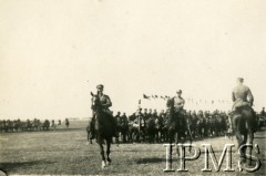 1919-1921, brak miejsca.
Stanisław Riess de Riesenhorst, Stanisław Starczewski, Ludwik Słotwiński na czele 8 Pułk Ułanów Józefa Poniatowskiego
Fot. NN, Instytut Polski i Muzeum im. gen. Sikorskiego w Londynie [album 400 podporucznika Antoniego Starzeńskiego - 8 pułk ułanów księcia Józefa Poniatowskiego]