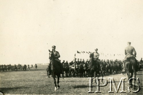 1919-1921, brak miejsca.
Stanisław Riess de Riesenhorst, Stanisław Starczewski, Ludwik Słotwiński na czele 8 Pułk Ułanów Józefa Poniatowskiego
Fot. NN, Instytut Polski i Muzeum im. gen. Sikorskiego w Londynie [album 400 podporucznika Antoniego Starzeńskiego - 8 pułk ułanów księcia Józefa Poniatowskiego]
