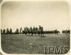 1919-1921, brak miejsca.
Na koniach m.in. generał Robert Lamezan-Salins i generał Adrian Carton de Wiart (z przodu, w jasnych spodniach).
Fot. NN, Instytut Polski i Muzeum im. gen. Sikorskiego w Londynie [album 400 podporucznika Antoniego Starzeńskiego - 8 Pułk Ułanów księcia Józefa Poniatowskiego]
