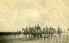 1919-1921, brak miejsca.
Na koniach m.in. generał Robert Lamezan-Salins i generał Adrian Carton de Wiart (z przodu, w jasnych spodniach).
Fot. NN, Instytut Polski i Muzeum im. gen. Sikorskiego w Londynie [album 400 podporucznika Antoniego Starzeńskiego - 8 Pułk Ułanów księcia Józefa Poniatowskiego]
