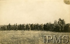 19.03.1921, okolice Łucka lub Kamionki Strumiłowej, Polska.
Święto pułkowe 8 Pułku Ułanów. Żołnierze uczestniczą w mszy polowej.
Fot. NN, Instytut Polski i Muzeum im. gen. Sikorskiego w Londynie [album 400 podporucznika Antoniego Starzeńskiego - 8 Pułk Ułanów księcia Józefa Poniatowskiego]