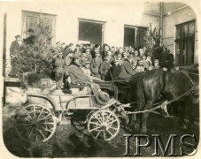 19.03.1921, okolice Łucka lub Kamionki Strumiłowej, Polska.
Święto pułkowe 8 Pułku Ułanów. 
Fot. NN, Instytut Polski i Muzeum im. gen. Sikorskiego w Londynie [album 400 podporucznika Antoniego Starzeńskiego - 8 Pułk Ułanów księcia Józefa Poniatowskiego]