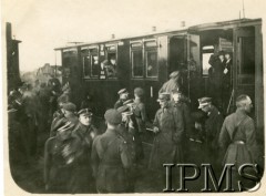 19.03.1921, okolice Łucka lub Kamionki Strumiłowej, Polska.
Święto pułkowe 8 Pułku Ułanów. Żołnierze na dworcu kolejowym.
Fot. NN, Instytut Polski i Muzeum im. gen. Sikorskiego w Londynie [album 400 podporucznika Antoniego Starzeńskiego - 8 Pułk Ułanów księcia Józefa Poniatowskiego]
