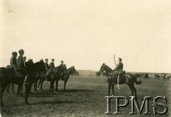1919-1921, brak miejsca.
8 Pułk Ułanów Józefa Poniatowskiego - dowódca szwadronu składa raport.
Fot. NN, Instytut Polski i Muzeum im. gen. Sikorskiego w Londynie [album 400 podporucznika Antoniego Starzeńskiego - 8 pułk ułanów księcia Józefa Poniatowskiego]